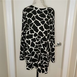 Toni T black & white giraffe print top